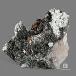 орный хрусталь (кварц) с хлоритом и титанитом, сросток кристаллов